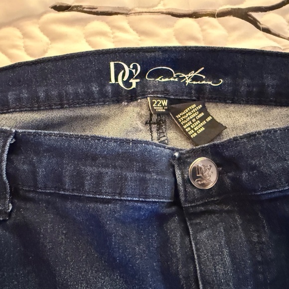 DG2 Distressed Women’s Jeans , sequin backing , so very pretty , - Picture 3 of 6